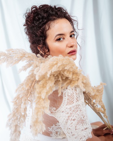 الفنّانة المغربيّة صونيا نور تُوجّه رسالة تقدير إلى الأمّ في أغنية 